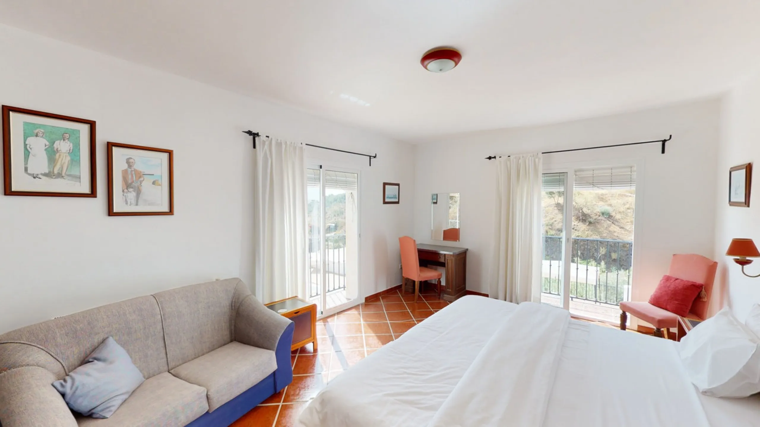 We present you this wonderful hotel/B&B close to the charming town of Macharaviaya. The property has a plot of 18,313 m2. The hotel itself has 500 m2, perfect to realize your dream of owning a B&B or a hotel. When you enter the building, you will find you