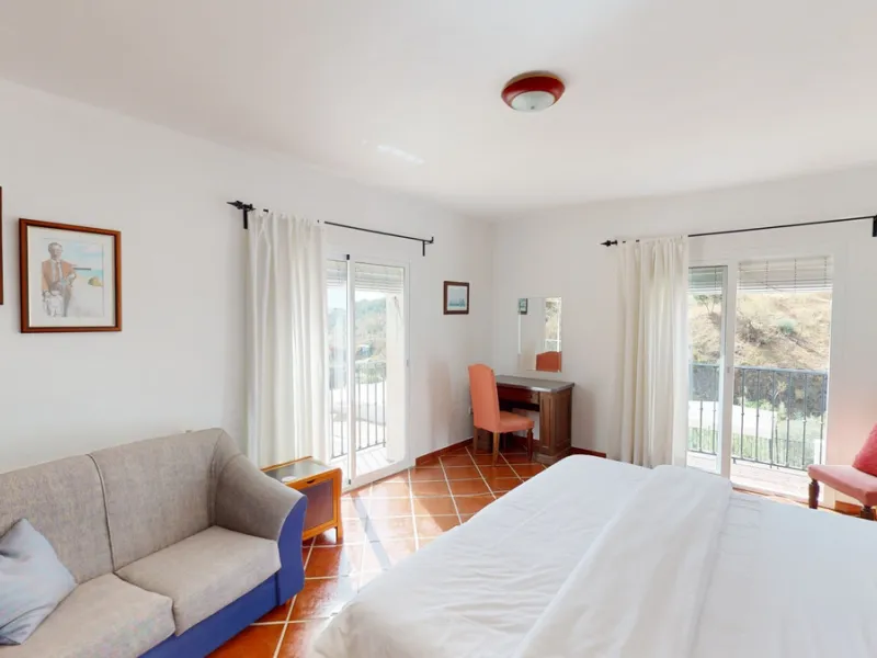 We present you this wonderful hotel/B&B close to the charming town of Macharaviaya. The property has a plot of 18,313 m2. The hotel itself has 500 m2, perfect to realize your dream of owning a B&B or a hotel. When you enter the building, you will find you