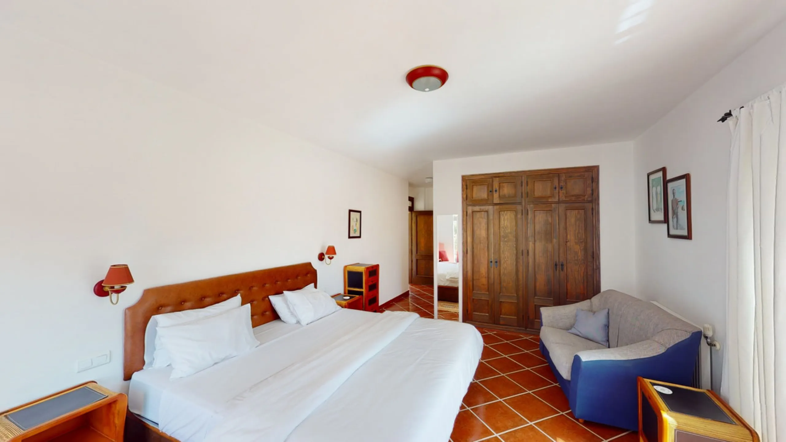 We present you this wonderful hotel/B&B close to the charming town of Macharaviaya. The property has a plot of 18,313 m2. The hotel itself has 500 m2, perfect to realize your dream of owning a B&B or a hotel. When you enter the building, you will find you