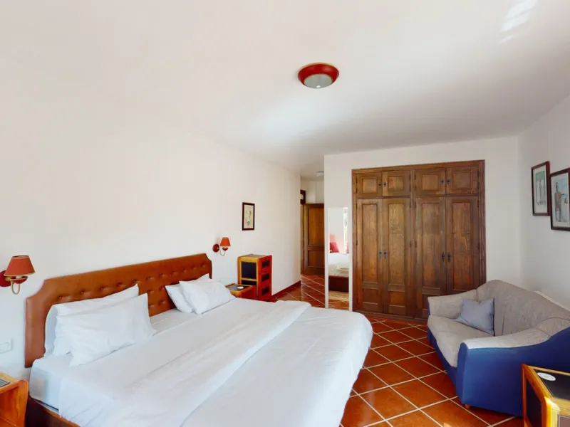 We present you this wonderful hotel/B&B close to the charming town of Macharaviaya. The property has a plot of 18,313 m2. The hotel itself has 500 m2, perfect to realize your dream of owning a B&B or a hotel. When you enter the building, you will find you