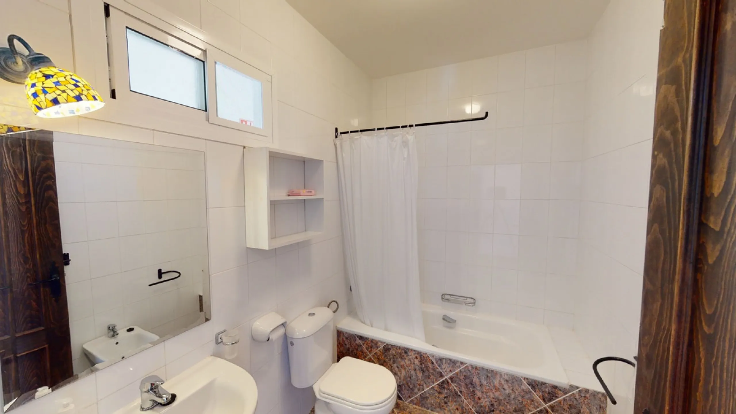 We present you this wonderful hotel/B&B close to the charming town of Macharaviaya. The property has a plot of 18,313 m2. The hotel itself has 500 m2, perfect to realize your dream of owning a B&B or a hotel. When you enter the building, you will find you