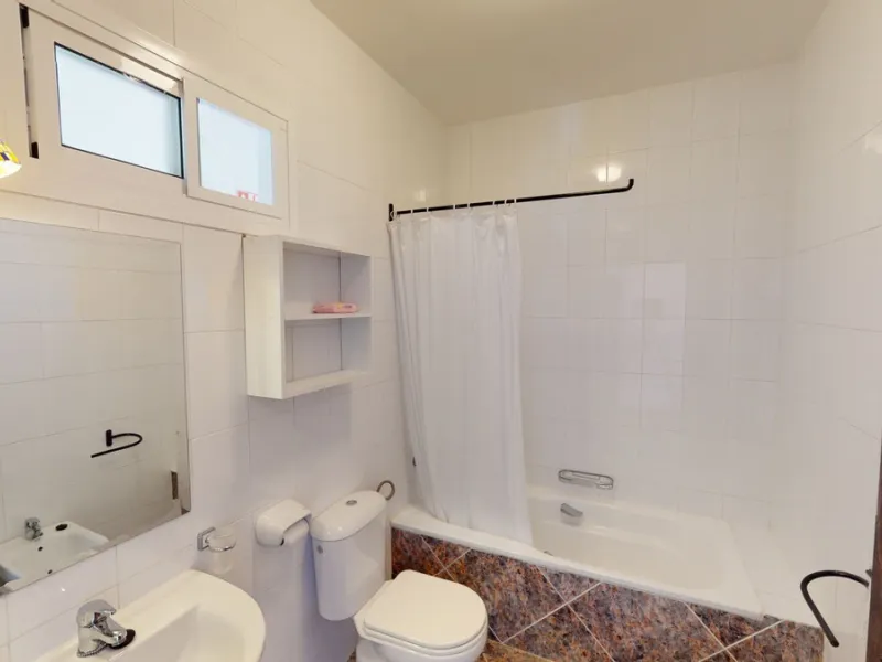 We present you this wonderful hotel/B&B close to the charming town of Macharaviaya. The property has a plot of 18,313 m2. The hotel itself has 500 m2, perfect to realize your dream of owning a B&B or a hotel. When you enter the building, you will find you