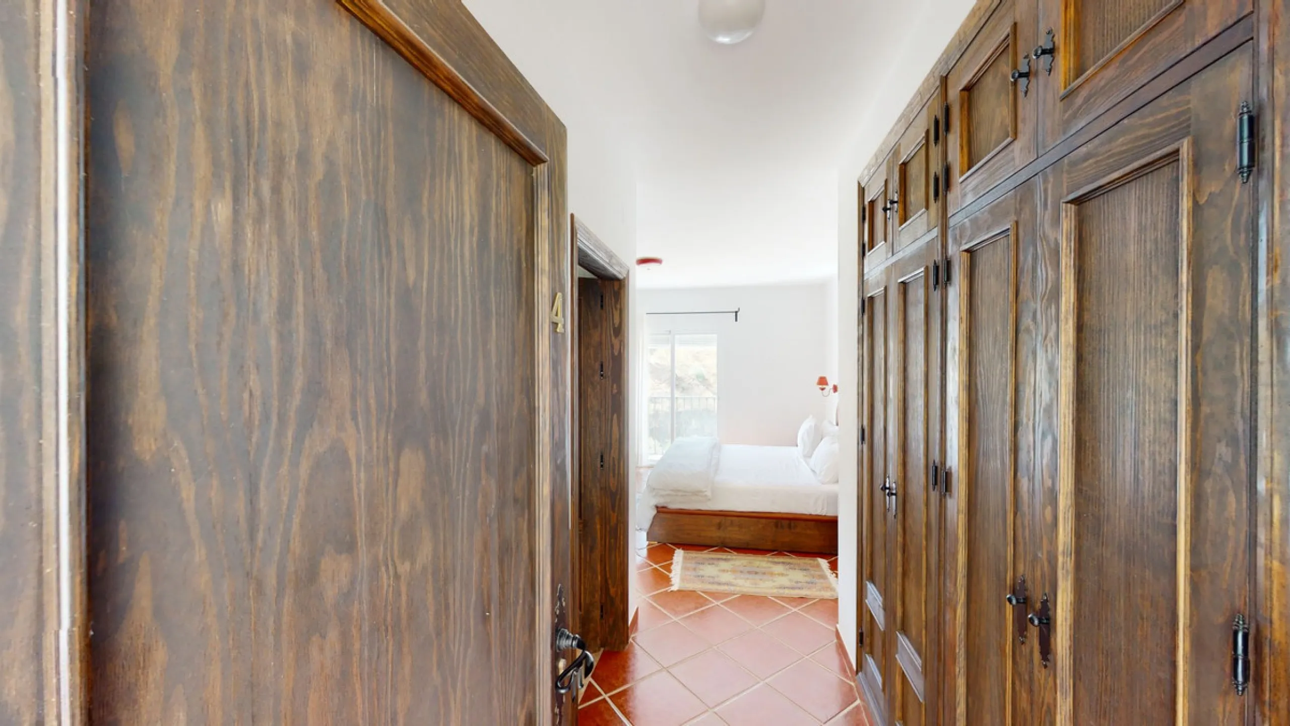 We present you this wonderful hotel/B&B close to the charming town of Macharaviaya. The property has a plot of 18,313 m2. The hotel itself has 500 m2, perfect to realize your dream of owning a B&B or a hotel. When you enter the building, you will find you