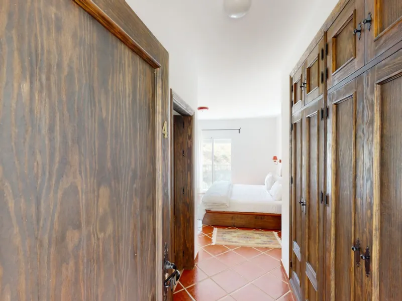 We present you this wonderful hotel/B&B close to the charming town of Macharaviaya. The property has a plot of 18,313 m2. The hotel itself has 500 m2, perfect to realize your dream of owning a B&B or a hotel. When you enter the building, you will find you