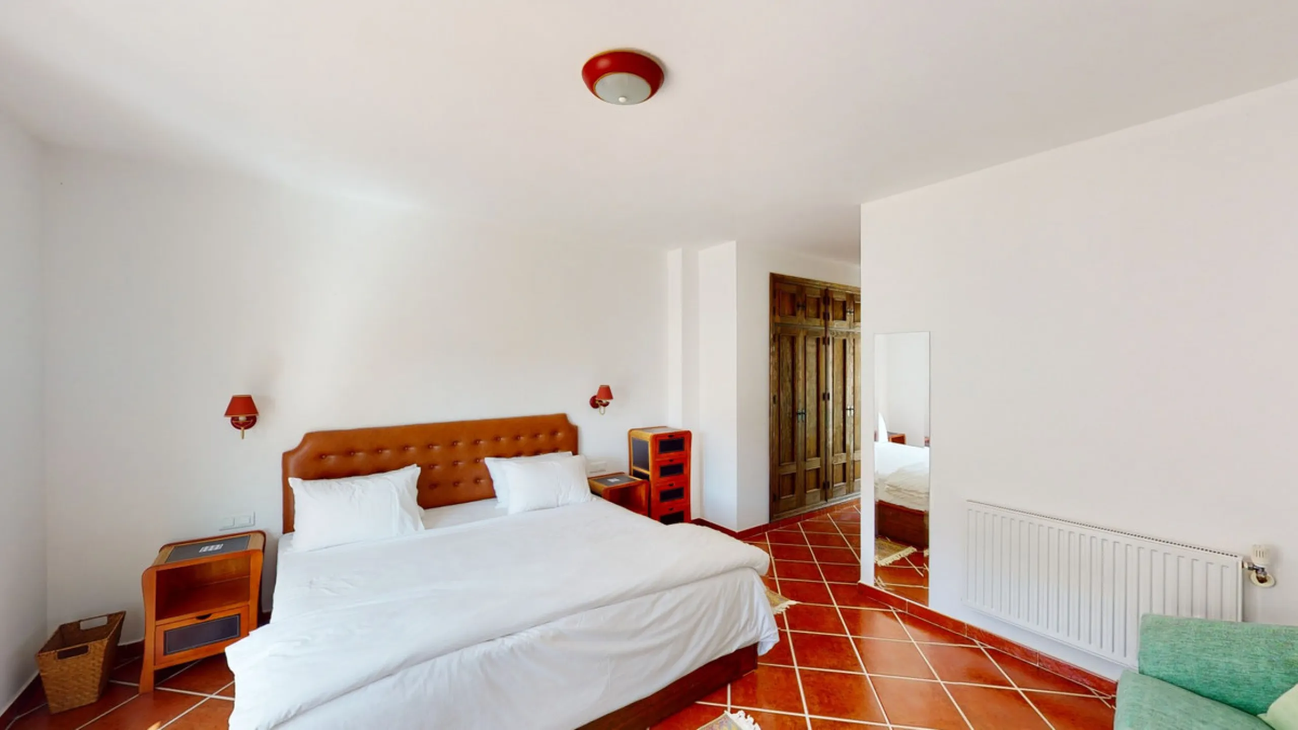 We present you this wonderful hotel/B&B close to the charming town of Macharaviaya. The property has a plot of 18,313 m2. The hotel itself has 500 m2, perfect to realize your dream of owning a B&B or a hotel. When you enter the building, you will find you