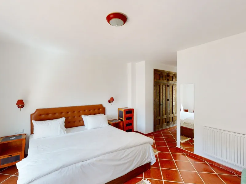 We present you this wonderful hotel/B&B close to the charming town of Macharaviaya. The property has a plot of 18,313 m2. The hotel itself has 500 m2, perfect to realize your dream of owning a B&B or a hotel. When you enter the building, you will find you