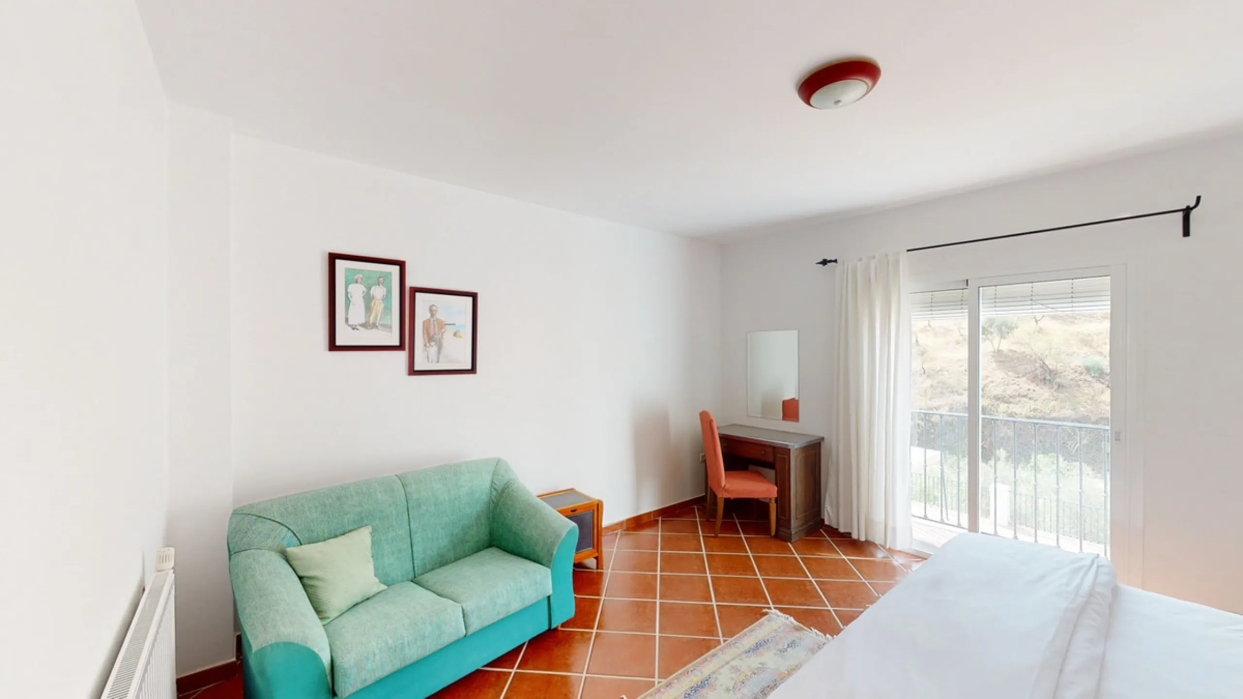 We present you this wonderful hotel/B&B close to the charming town of Macharaviaya. The property has a plot of 18,313 m2. The hotel itself has 500 m2, perfect to realize your dream of owning a B&B or a hotel. When you enter the building, you will find you