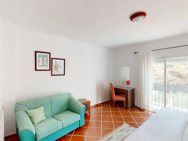 We present you this wonderful hotel/B&B close to the charming town of Macharaviaya. The property has a plot of 18,313 m2. The hotel itself has 500 m2, perfect to realize your dream of owning a B&B or a hotel. When you enter the building, you will find you