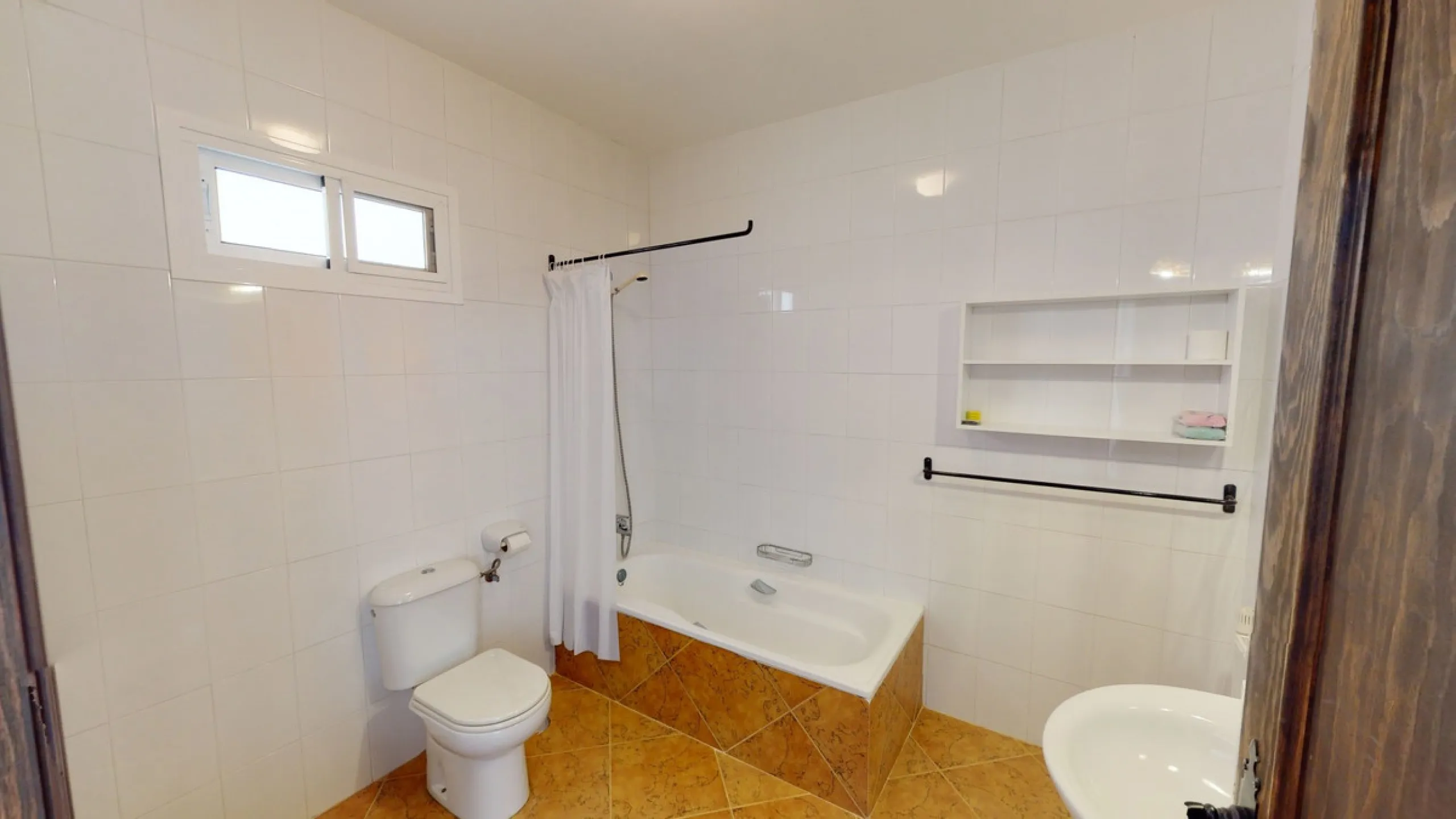 We present you this wonderful hotel/B&B close to the charming town of Macharaviaya. The property has a plot of 18,313 m2. The hotel itself has 500 m2, perfect to realize your dream of owning a B&B or a hotel. When you enter the building, you will find you