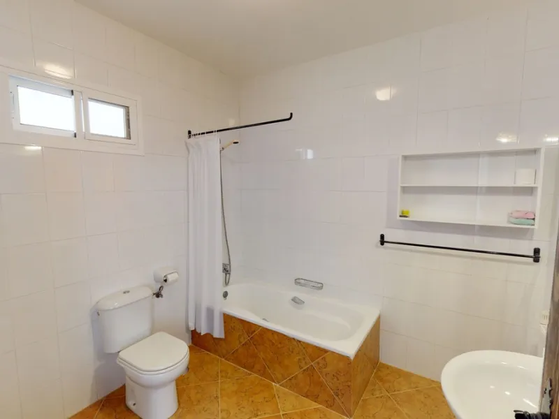 We present you this wonderful hotel/B&B close to the charming town of Macharaviaya. The property has a plot of 18,313 m2. The hotel itself has 500 m2, perfect to realize your dream of owning a B&B or a hotel. When you enter the building, you will find you