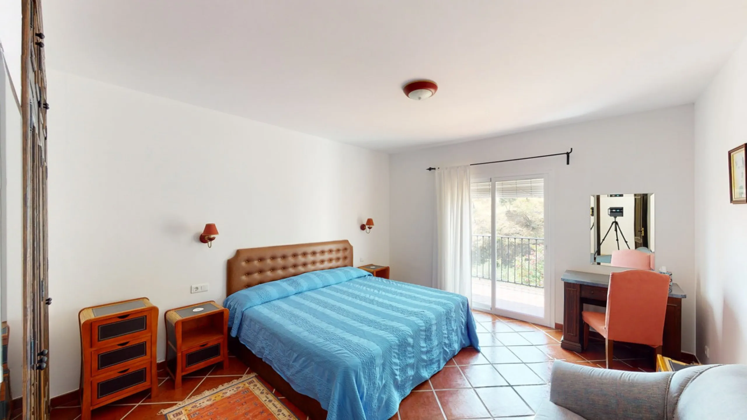 We present you this wonderful hotel/B&B close to the charming town of Macharaviaya. The property has a plot of 18,313 m2. The hotel itself has 500 m2, perfect to realize your dream of owning a B&B or a hotel. When you enter the building, you will find you