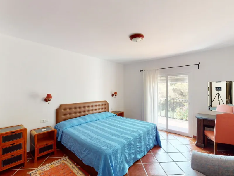 We present you this wonderful hotel/B&B close to the charming town of Macharaviaya. The property has a plot of 18,313 m2. The hotel itself has 500 m2, perfect to realize your dream of owning a B&B or a hotel. When you enter the building, you will find you
