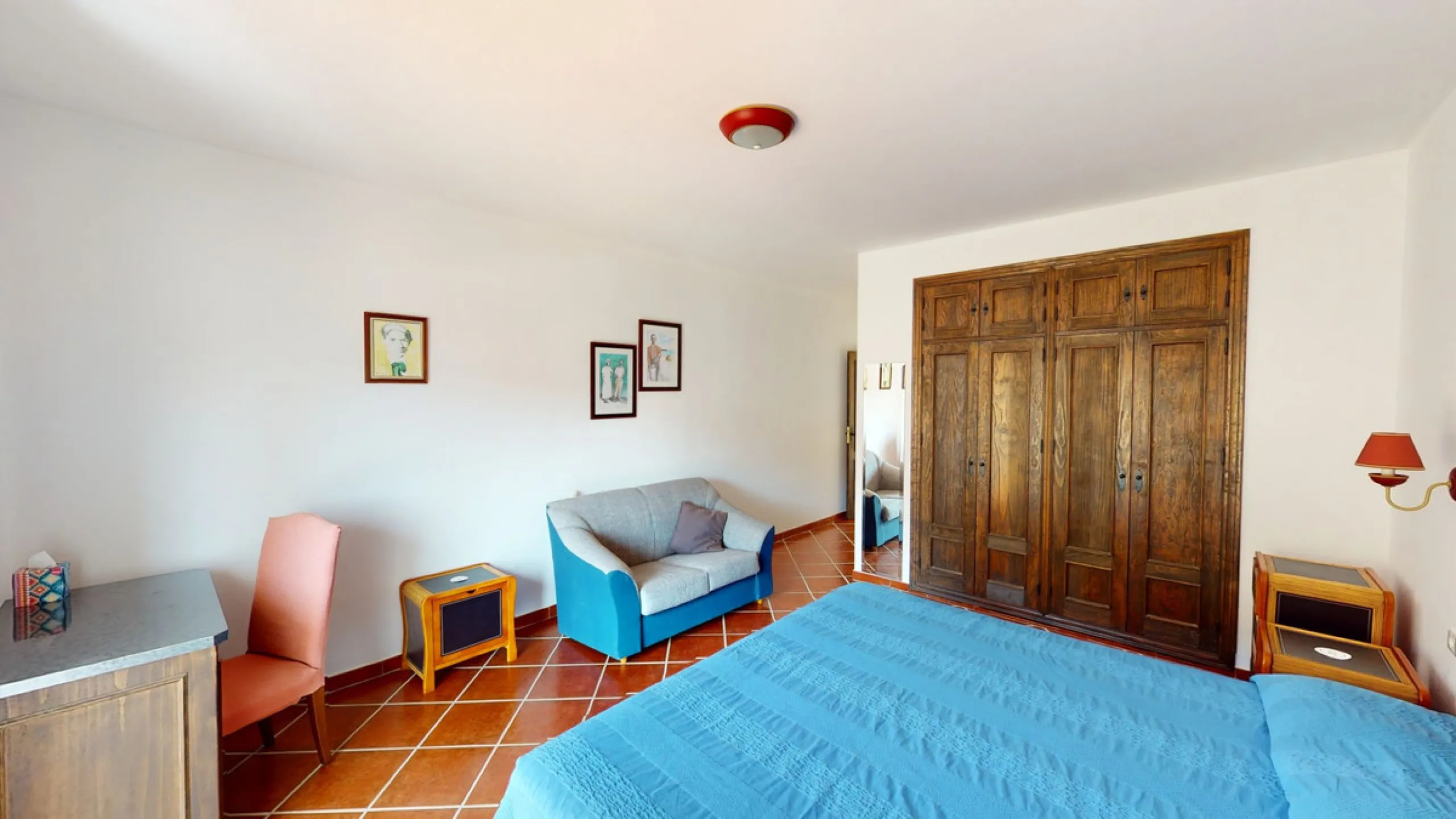 We present you this wonderful hotel/B&B close to the charming town of Macharaviaya. The property has a plot of 18,313 m2. The hotel itself has 500 m2, perfect to realize your dream of owning a B&B or a hotel. When you enter the building, you will find you