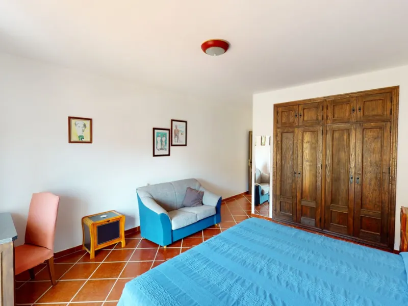 We present you this wonderful hotel/B&B close to the charming town of Macharaviaya. The property has a plot of 18,313 m2. The hotel itself has 500 m2, perfect to realize your dream of owning a B&B or a hotel. When you enter the building, you will find you