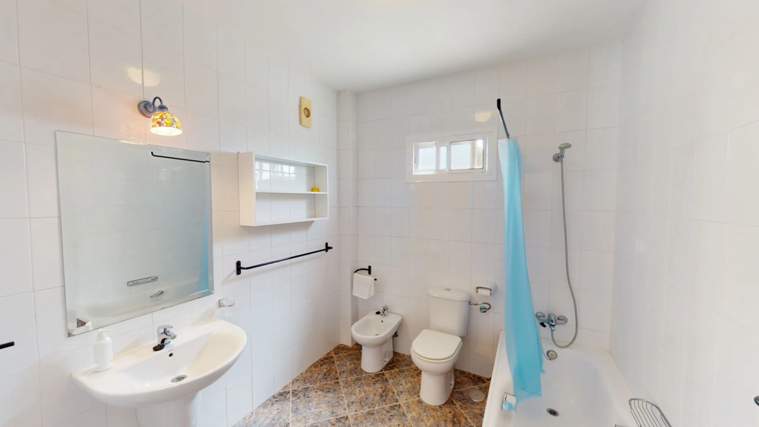 We present you this wonderful hotel/B&B close to the charming town of Macharaviaya. The property has a plot of 18,313 m2. The hotel itself has 500 m2, perfect to realize your dream of owning a B&B or a hotel. When you enter the building, you will find you