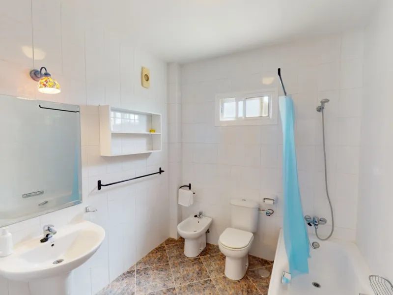 We present you this wonderful hotel/B&B close to the charming town of Macharaviaya. The property has a plot of 18,313 m2. The hotel itself has 500 m2, perfect to realize your dream of owning a B&B or a hotel. When you enter the building, you will find you