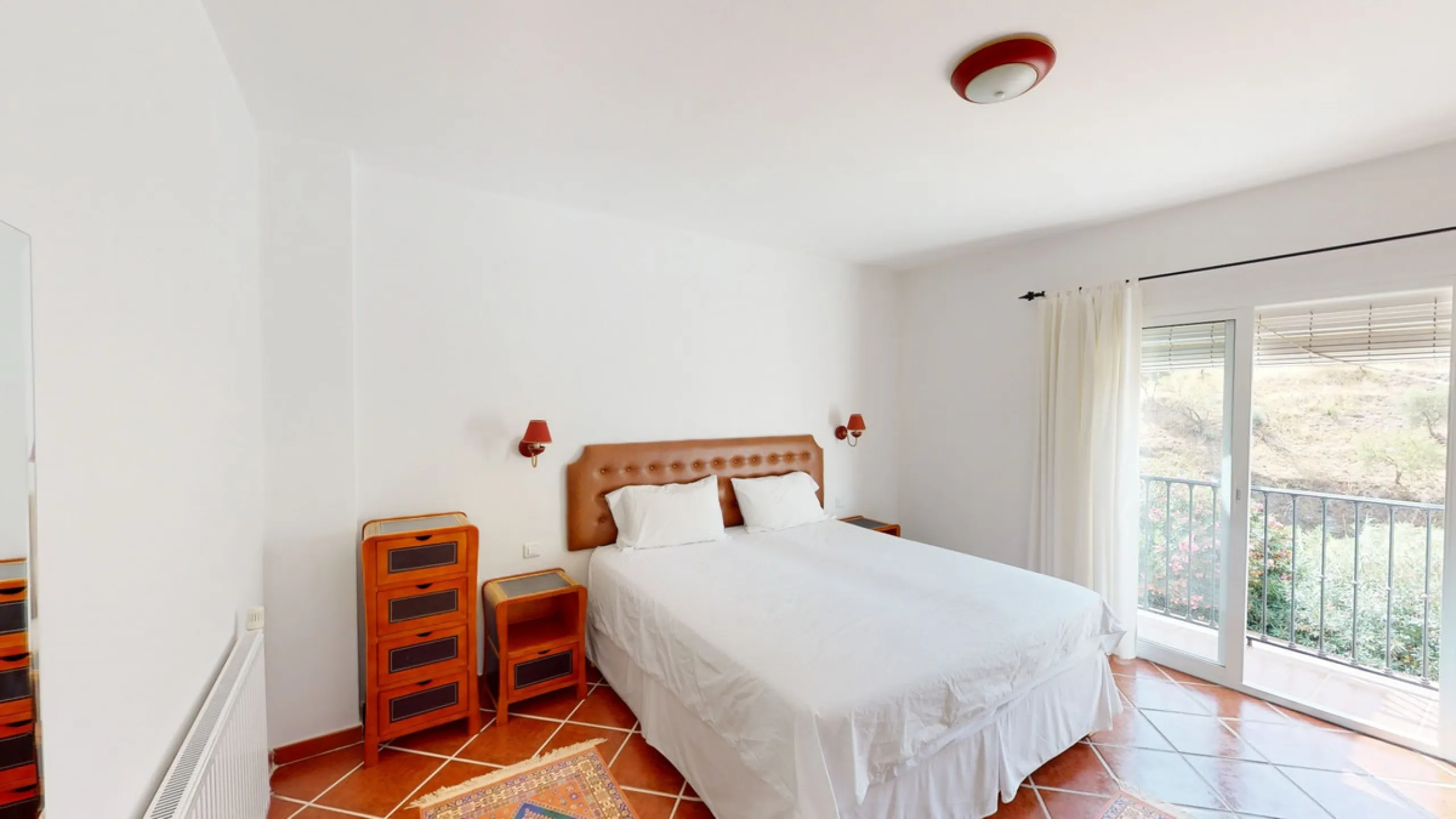 We present you this wonderful hotel/B&B close to the charming town of Macharaviaya. The property has a plot of 18,313 m2. The hotel itself has 500 m2, perfect to realize your dream of owning a B&B or a hotel. When you enter the building, you will find you