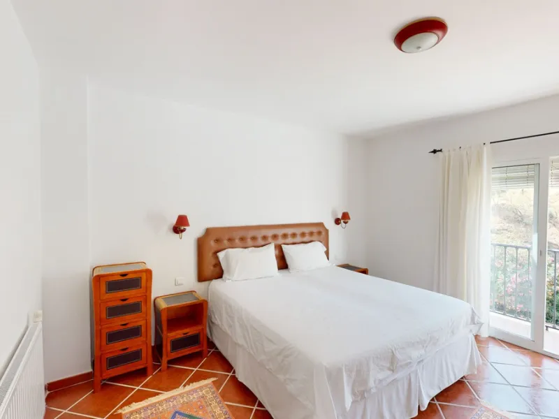 We present you this wonderful hotel/B&B close to the charming town of Macharaviaya. The property has a plot of 18,313 m2. The hotel itself has 500 m2, perfect to realize your dream of owning a B&B or a hotel. When you enter the building, you will find you
