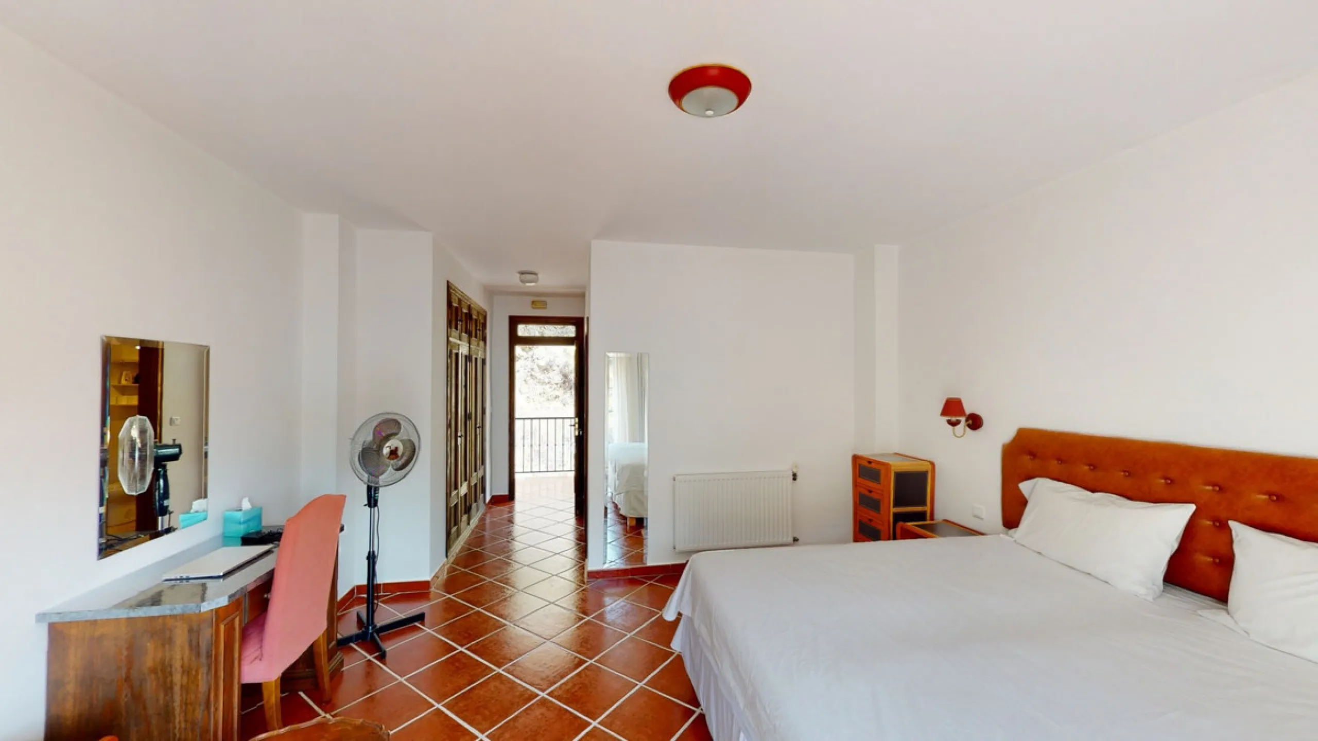 We present you this wonderful hotel/B&B close to the charming town of Macharaviaya. The property has a plot of 18,313 m2. The hotel itself has 500 m2, perfect to realize your dream of owning a B&B or a hotel. When you enter the building, you will find you