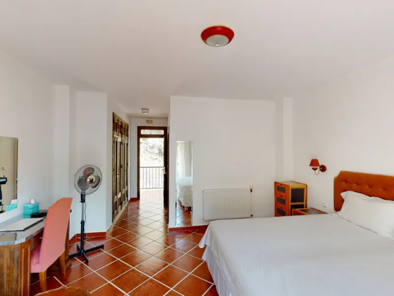 We present you this wonderful hotel/B&B close to the charming town of Macharaviaya. The property has a plot of 18,313 m2. The hotel itself has 500 m2, perfect to realize your dream of owning a B&B or a hotel. When you enter the building, you will find you