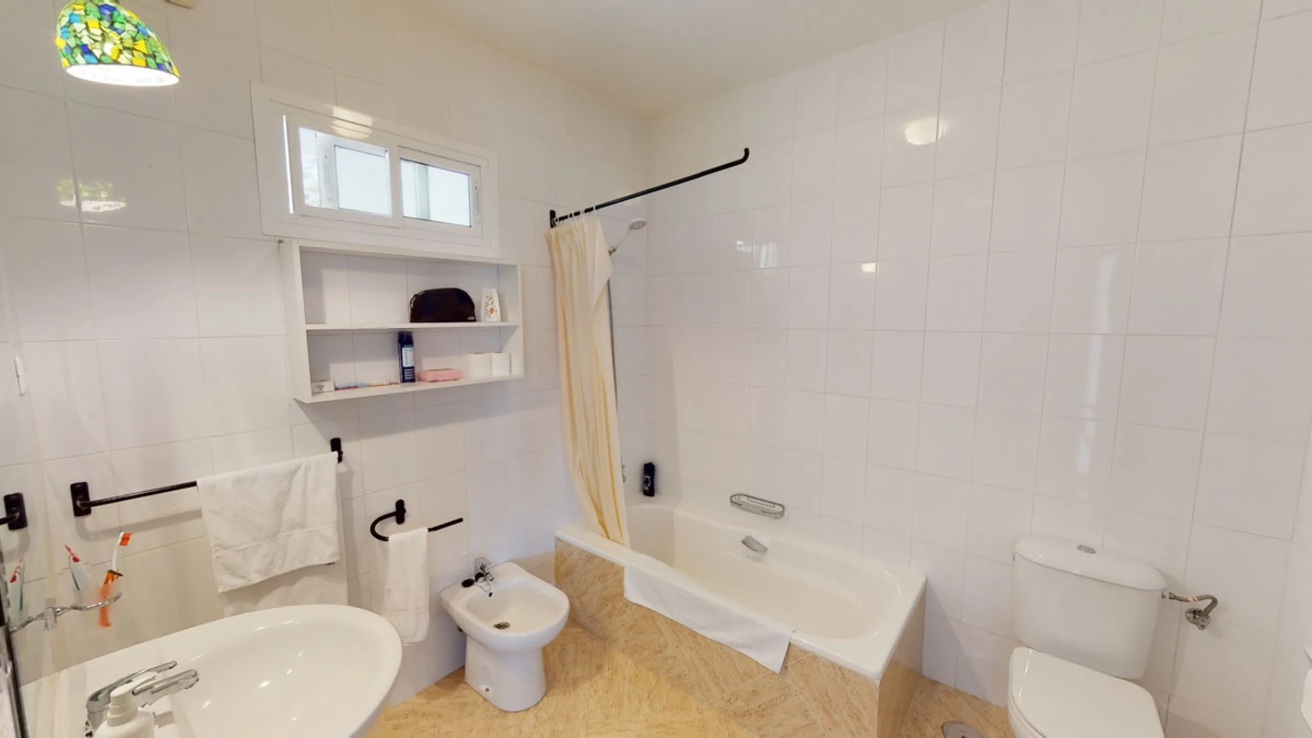 We present you this wonderful hotel/B&B close to the charming town of Macharaviaya. The property has a plot of 18,313 m2. The hotel itself has 500 m2, perfect to realize your dream of owning a B&B or a hotel. When you enter the building, you will find you