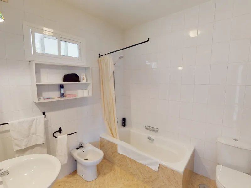 We present you this wonderful hotel/B&B close to the charming town of Macharaviaya. The property has a plot of 18,313 m2. The hotel itself has 500 m2, perfect to realize your dream of owning a B&B or a hotel. When you enter the building, you will find you