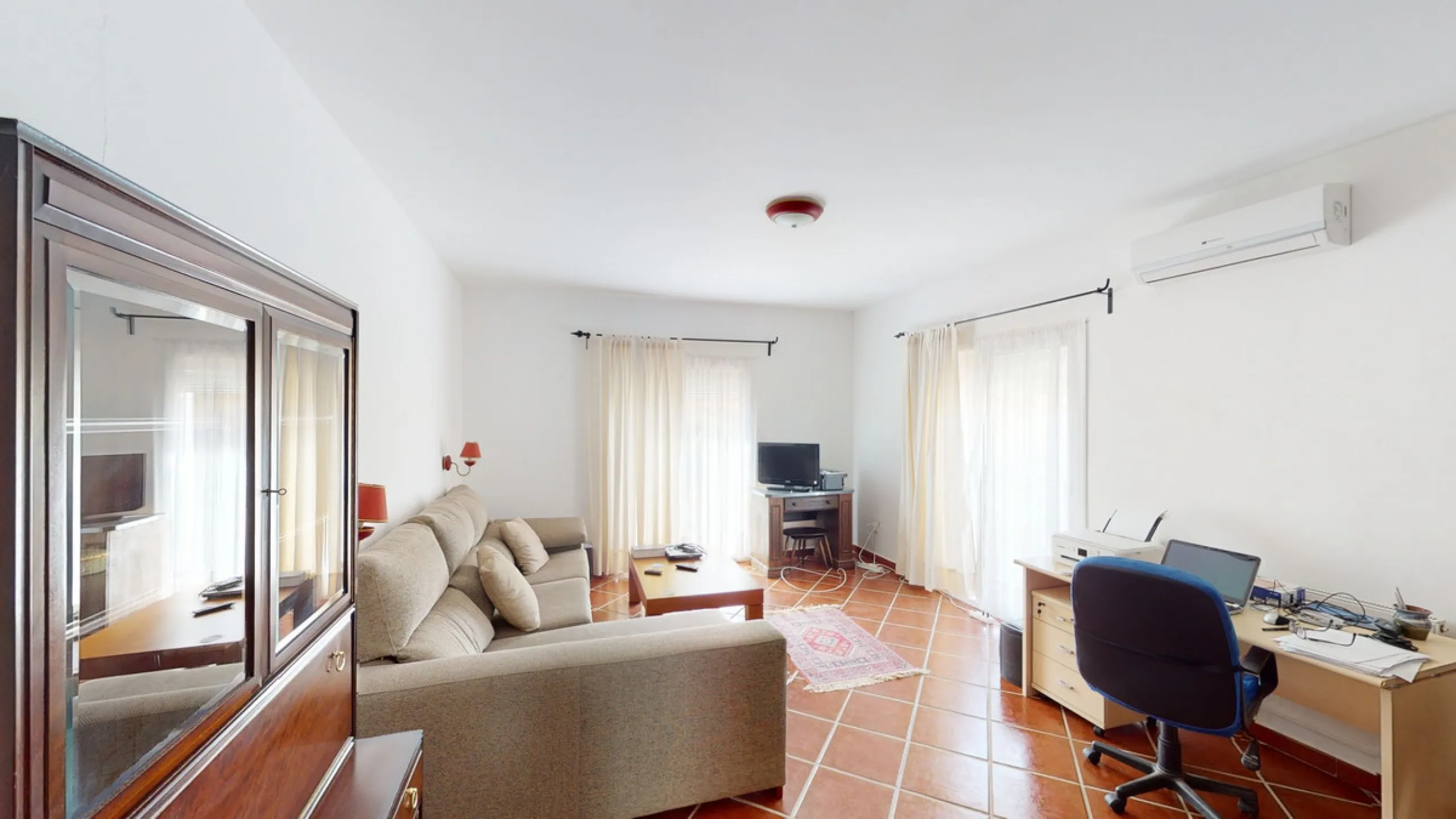 We present you this wonderful hotel/B&B close to the charming town of Macharaviaya. The property has a plot of 18,313 m2. The hotel itself has 500 m2, perfect to realize your dream of owning a B&B or a hotel. When you enter the building, you will find you