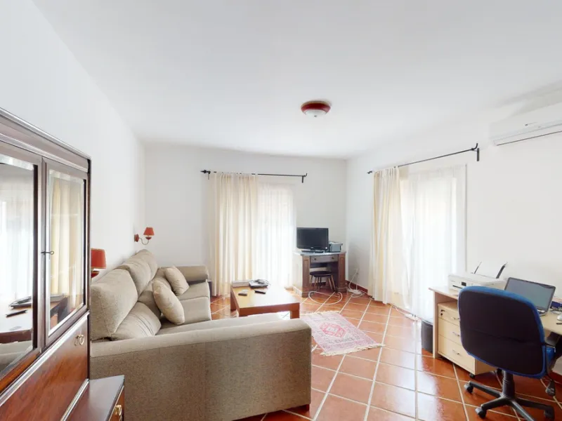 We present you this wonderful hotel/B&B close to the charming town of Macharaviaya. The property has a plot of 18,313 m2. The hotel itself has 500 m2, perfect to realize your dream of owning a B&B or a hotel. When you enter the building, you will find you