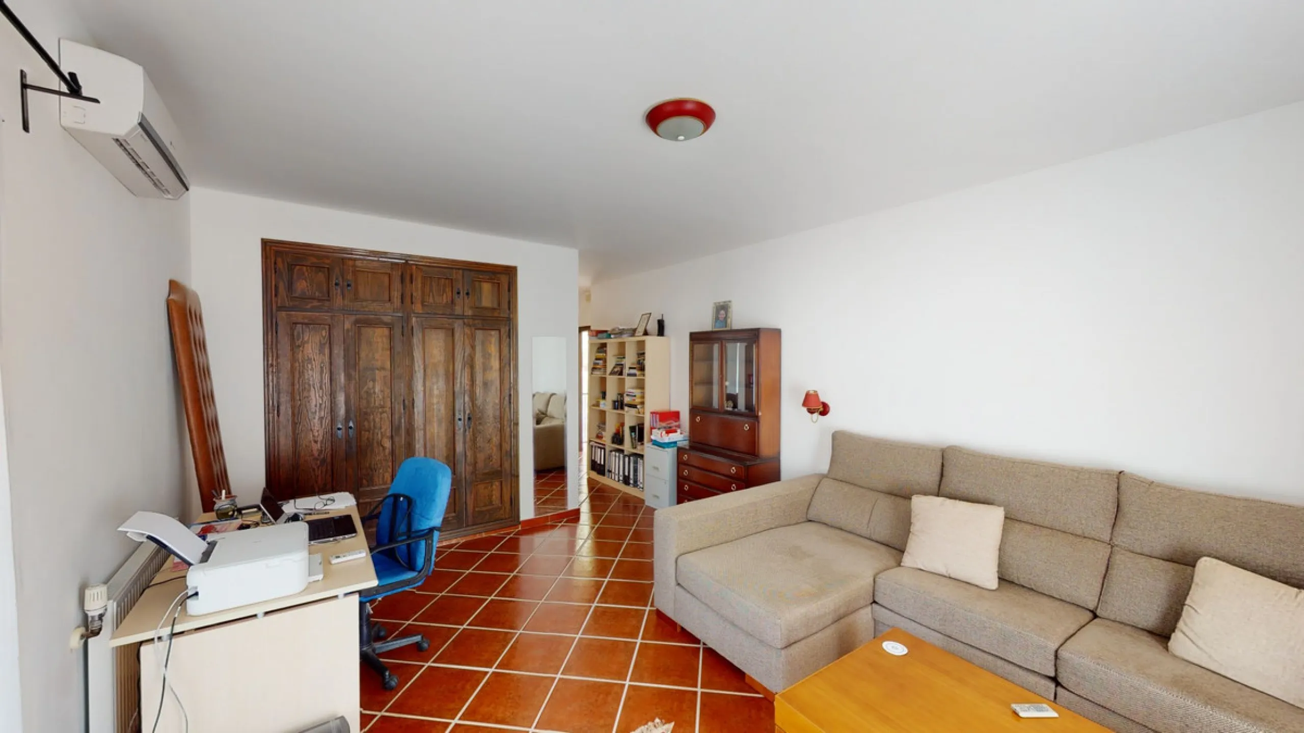 We present you this wonderful hotel/B&B close to the charming town of Macharaviaya. The property has a plot of 18,313 m2. The hotel itself has 500 m2, perfect to realize your dream of owning a B&B or a hotel. When you enter the building, you will find you