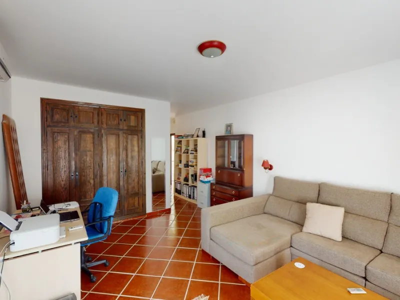We present you this wonderful hotel/B&B close to the charming town of Macharaviaya. The property has a plot of 18,313 m2. The hotel itself has 500 m2, perfect to realize your dream of owning a B&B or a hotel. When you enter the building, you will find you