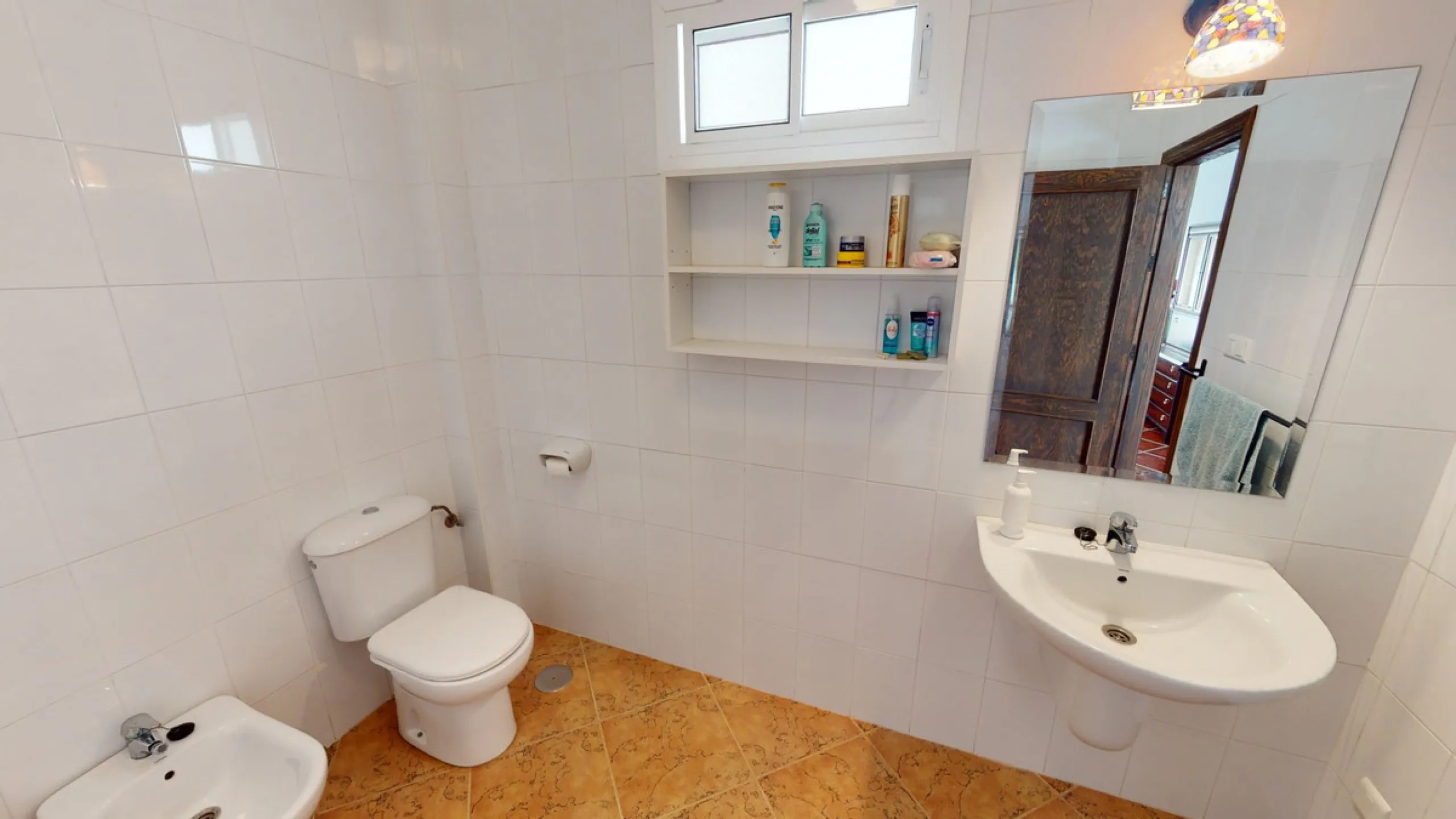 We present you this wonderful hotel/B&B close to the charming town of Macharaviaya. The property has a plot of 18,313 m2. The hotel itself has 500 m2, perfect to realize your dream of owning a B&B or a hotel. When you enter the building, you will find you