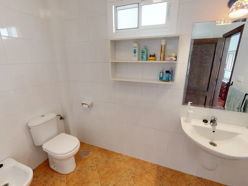 We present you this wonderful hotel/B&B close to the charming town of Macharaviaya. The property has a plot of 18,313 m2. The hotel itself has 500 m2, perfect to realize your dream of owning a B&B or a hotel. When you enter the building, you will find you