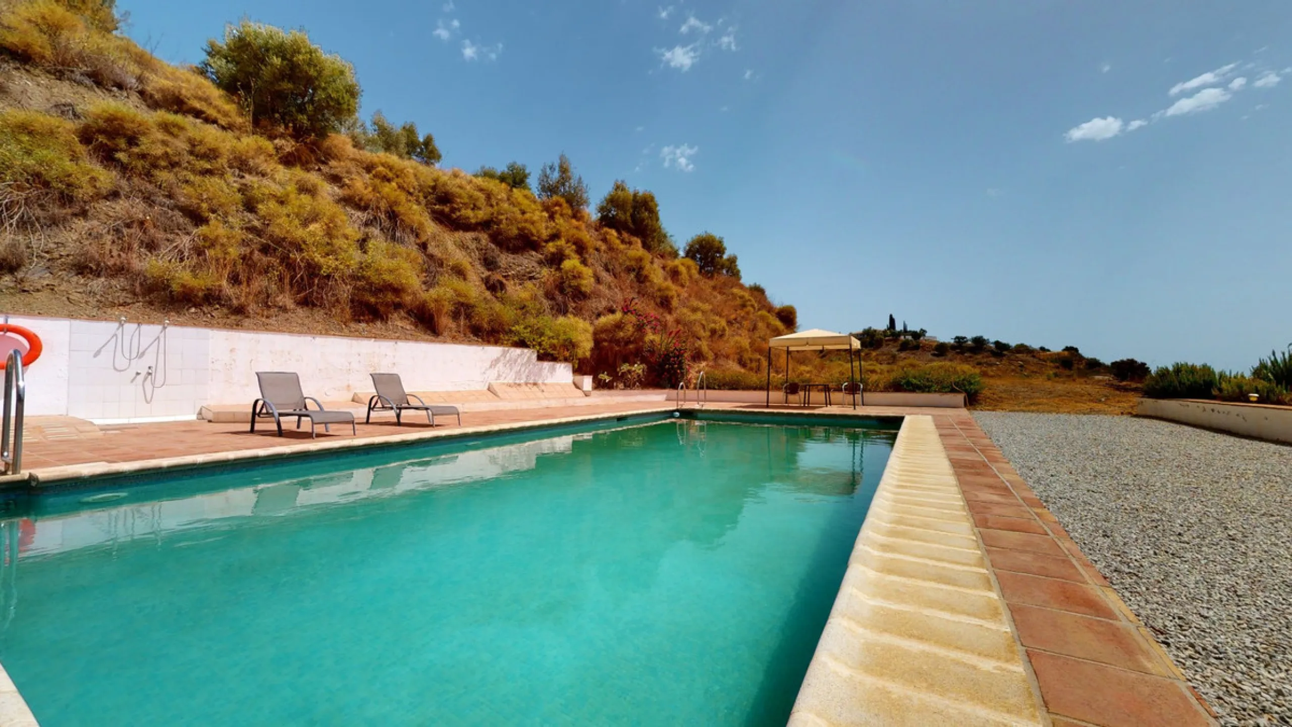 We present you this wonderful hotel/B&B close to the charming town of Macharaviaya. The property has a plot of 18,313 m2. The hotel itself has 500 m2, perfect to realize your dream of owning a B&B or a hotel. When you enter the building, you will find you