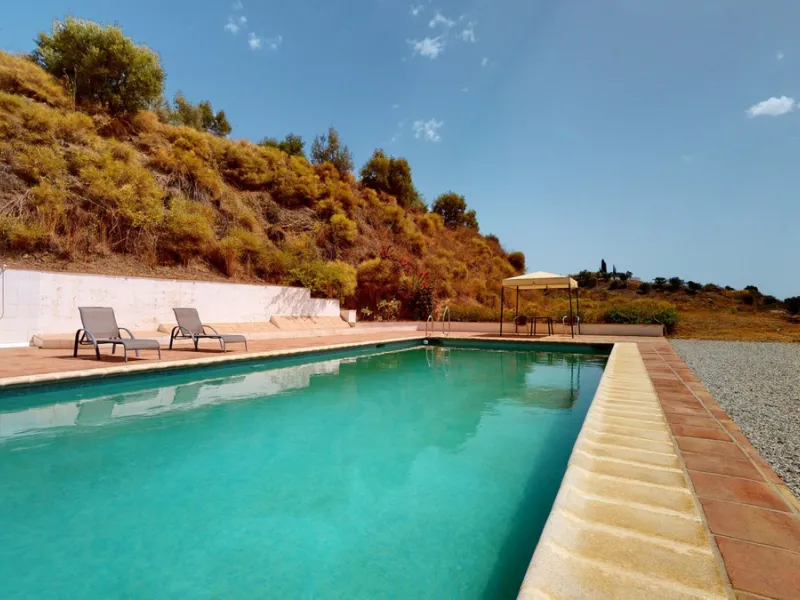 We present you this wonderful hotel/B&B close to the charming town of Macharaviaya. The property has a plot of 18,313 m2. The hotel itself has 500 m2, perfect to realize your dream of owning a B&B or a hotel. When you enter the building, you will find you