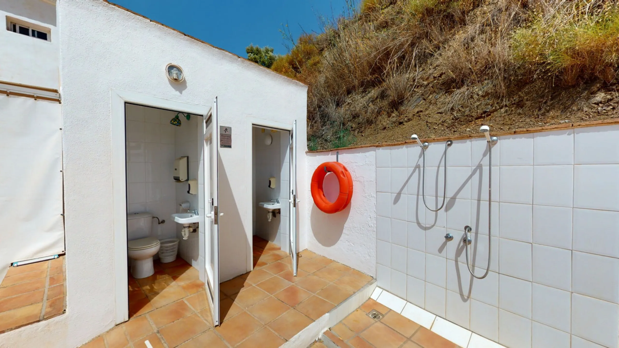 We present you this wonderful hotel/B&B close to the charming town of Macharaviaya. The property has a plot of 18,313 m2. The hotel itself has 500 m2, perfect to realize your dream of owning a B&B or a hotel. When you enter the building, you will find you