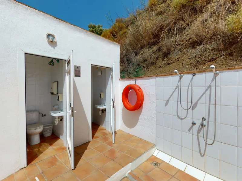 We present you this wonderful hotel/B&B close to the charming town of Macharaviaya. The property has a plot of 18,313 m2. The hotel itself has 500 m2, perfect to realize your dream of owning a B&B or a hotel. When you enter the building, you will find you