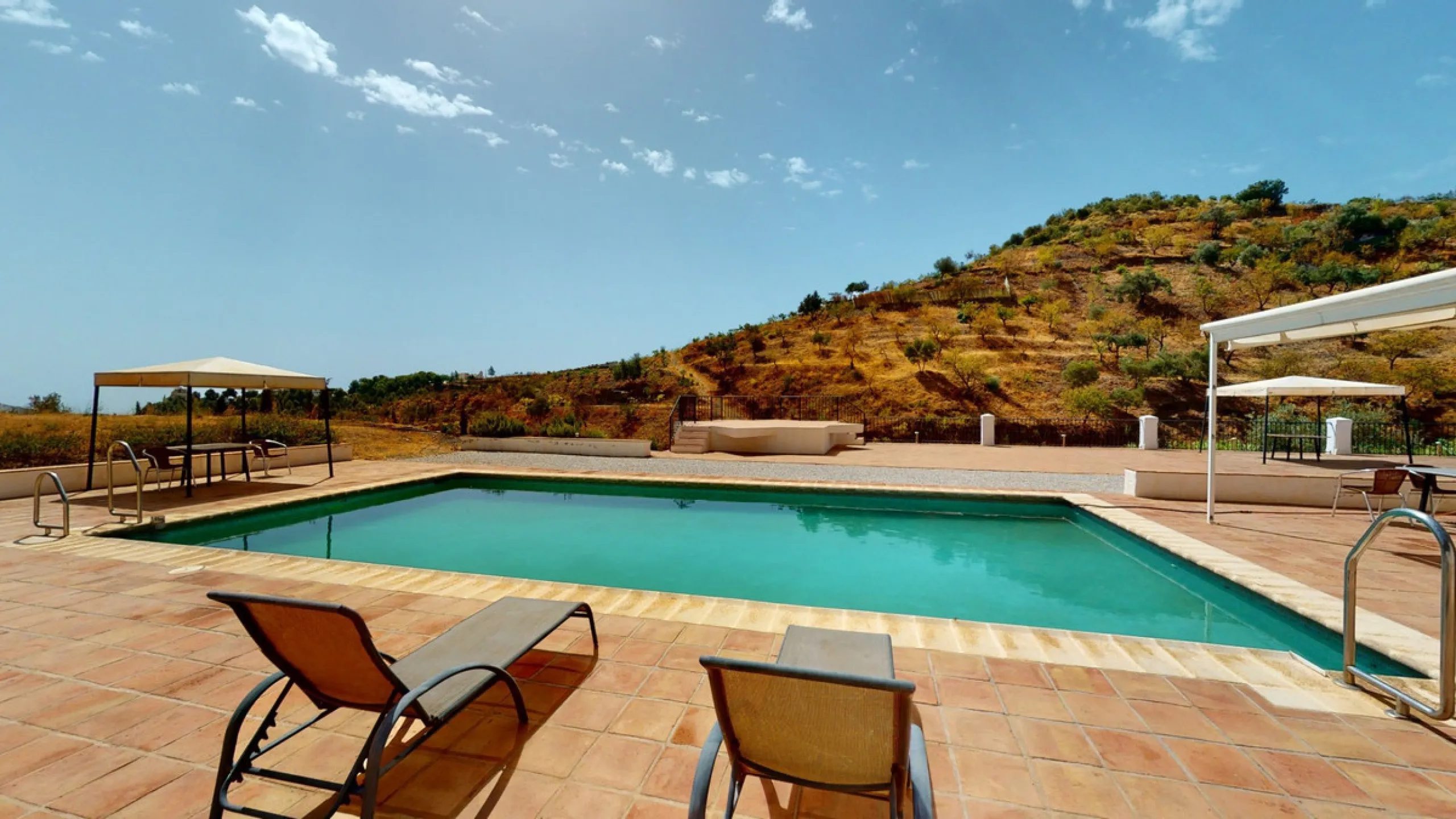 We present you this wonderful hotel/B&B close to the charming town of Macharaviaya. The property has a plot of 18,313 m2. The hotel itself has 500 m2, perfect to realize your dream of owning a B&B or a hotel. When you enter the building, you will find you