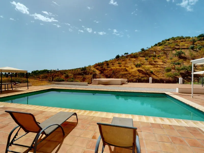 We present you this wonderful hotel/B&B close to the charming town of Macharaviaya. The property has a plot of 18,313 m2. The hotel itself has 500 m2, perfect to realize your dream of owning a B&B or a hotel. When you enter the building, you will find you
