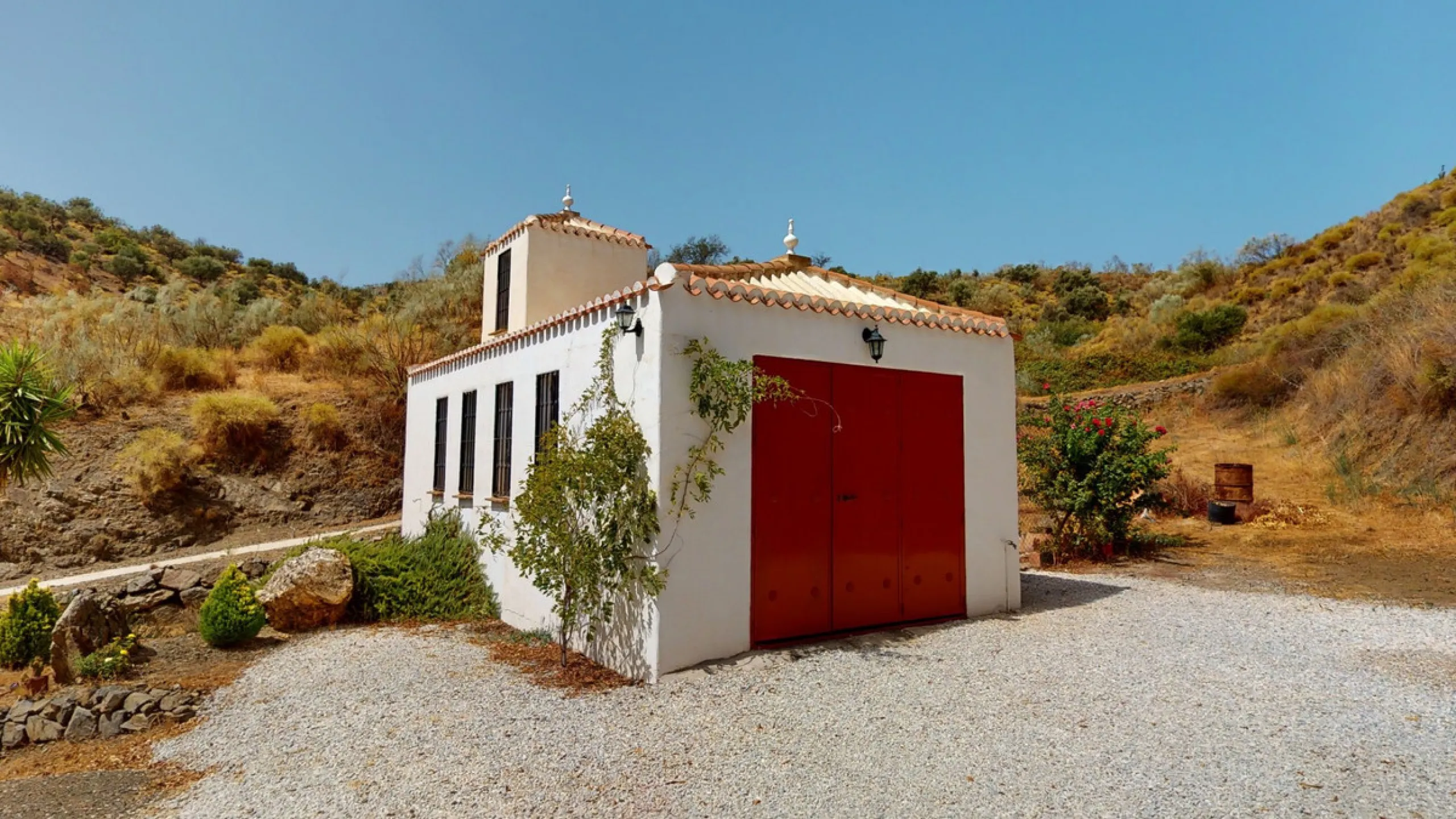 We present you this wonderful hotel/B&B close to the charming town of Macharaviaya. The property has a plot of 18,313 m2. The hotel itself has 500 m2, perfect to realize your dream of owning a B&B or a hotel. When you enter the building, you will find you
