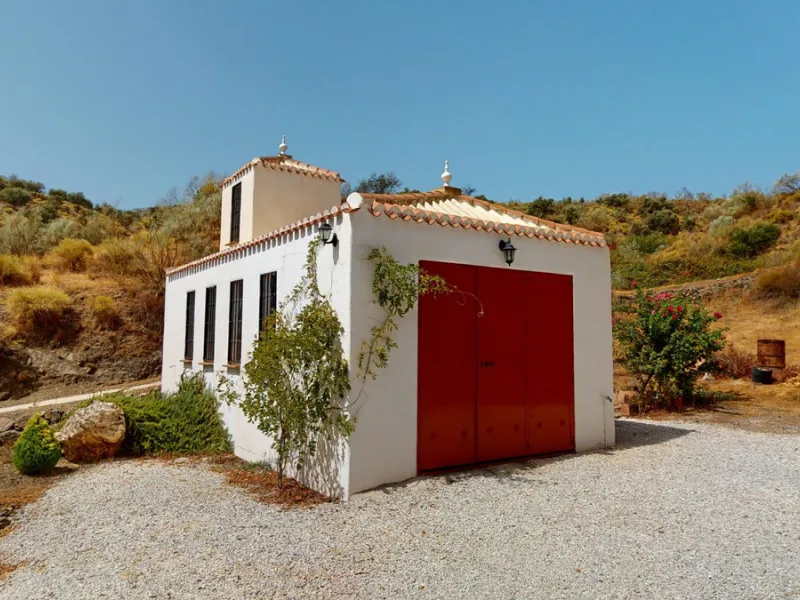 We present you this wonderful hotel/B&B close to the charming town of Macharaviaya. The property has a plot of 18,313 m2. The hotel itself has 500 m2, perfect to realize your dream of owning a B&B or a hotel. When you enter the building, you will find you
