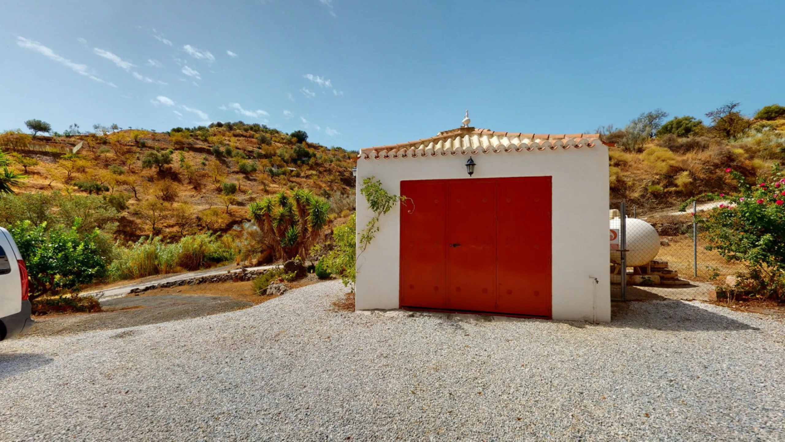We present you this wonderful hotel/B&B close to the charming town of Macharaviaya. The property has a plot of 18,313 m2. The hotel itself has 500 m2, perfect to realize your dream of owning a B&B or a hotel. When you enter the building, you will find you
