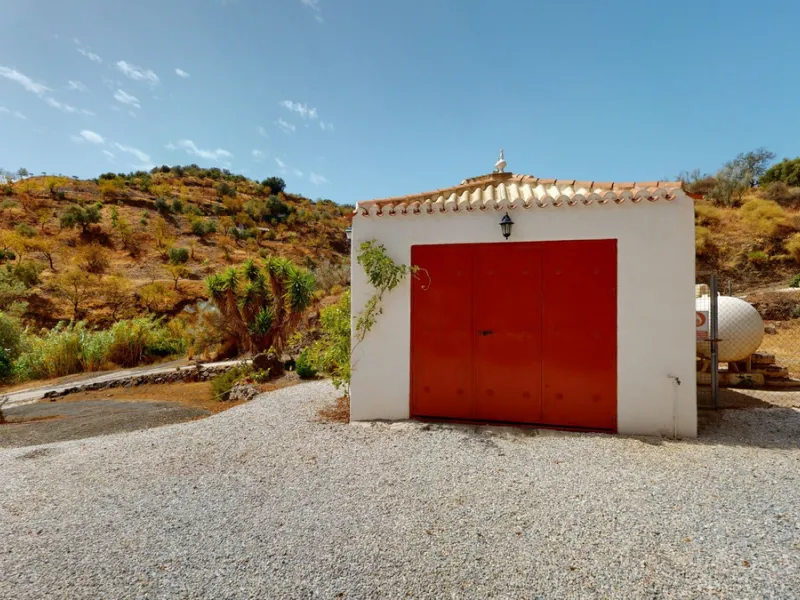 We present you this wonderful hotel/B&B close to the charming town of Macharaviaya. The property has a plot of 18,313 m2. The hotel itself has 500 m2, perfect to realize your dream of owning a B&B or a hotel. When you enter the building, you will find you
