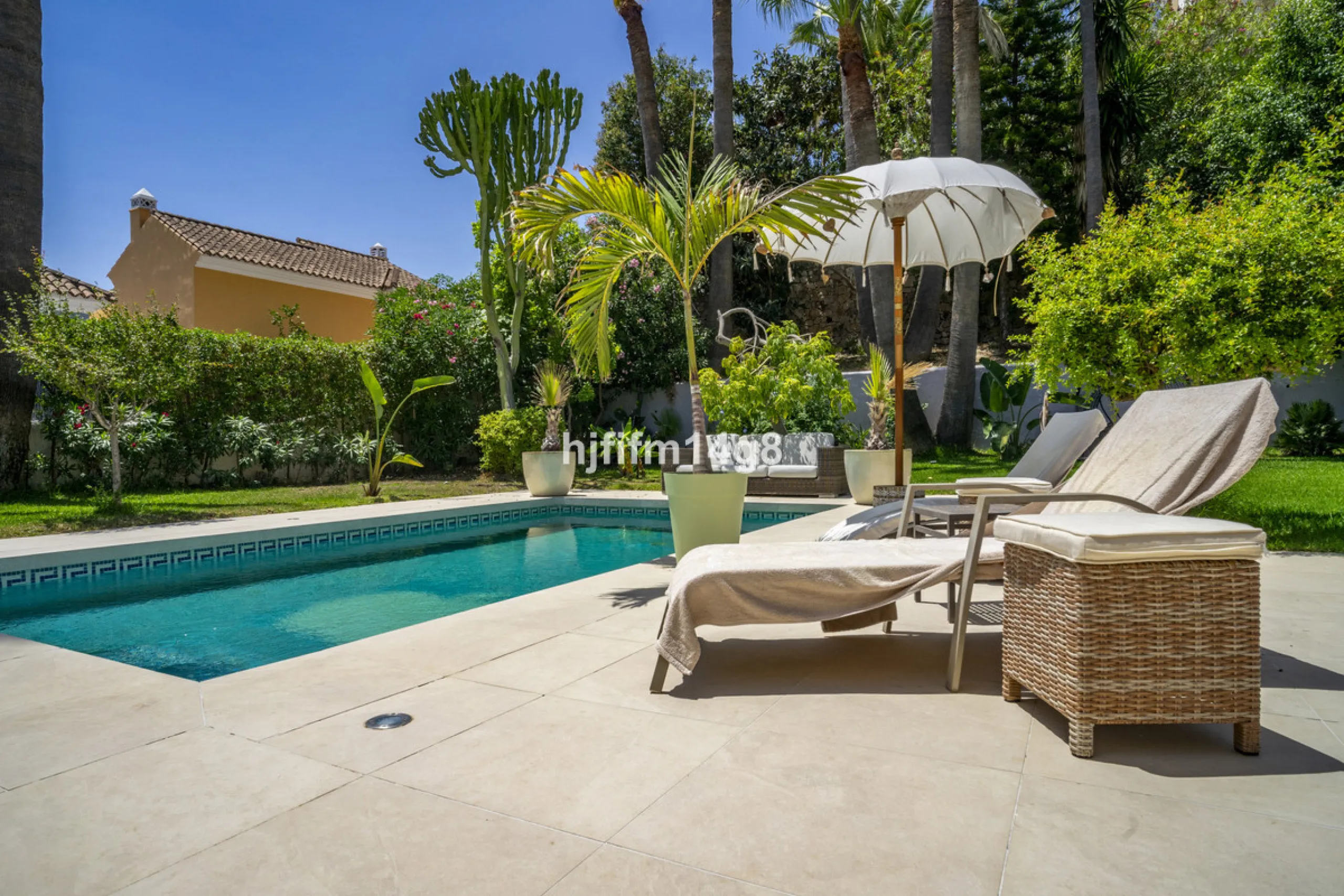 Discover this elegant villa located in the prestigious Los Naranjos Hill Club, Nueva Andalucía. Situated in a peaceful cul-de-sac, this charming home offers a perfect blend of privacy, comfort, and Mediterranean lifestyle, just a short distance from top i
