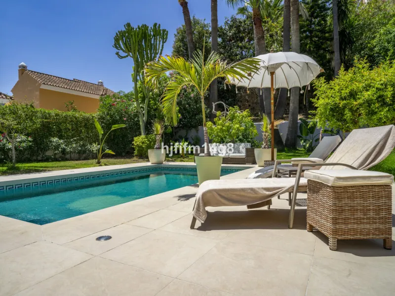 Discover this elegant villa located in the prestigious Los Naranjos Hill Club, Nueva Andalucía. Situated in a peaceful cul-de-sac, this charming home offers a perfect blend of privacy, comfort, and Mediterranean lifestyle, just a short distance from top i