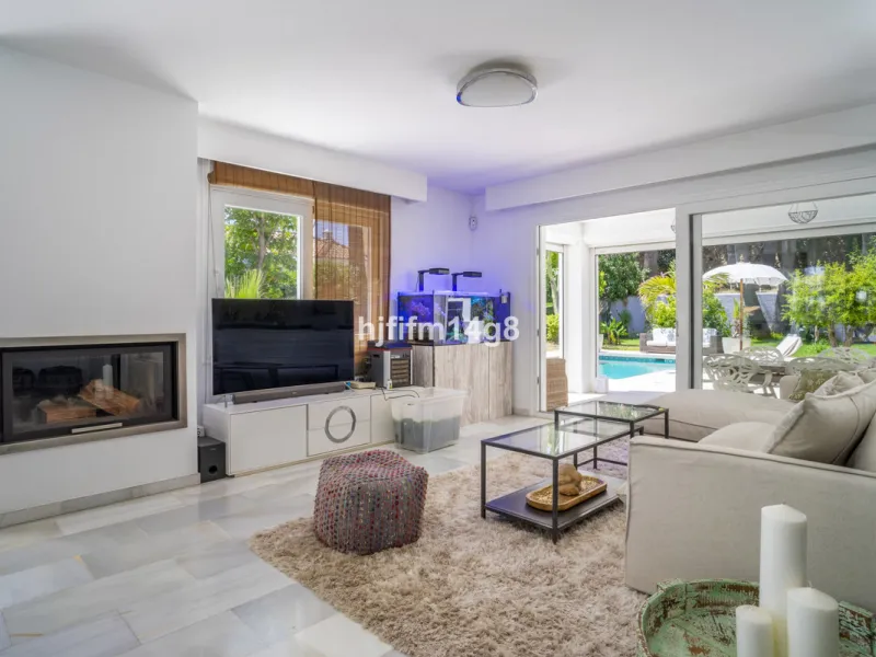 Discover this elegant villa located in the prestigious Los Naranjos Hill Club, Nueva Andalucía. Situated in a peaceful cul-de-sac, this charming home offers a perfect blend of privacy, comfort, and Mediterranean lifestyle, just a short distance from top i