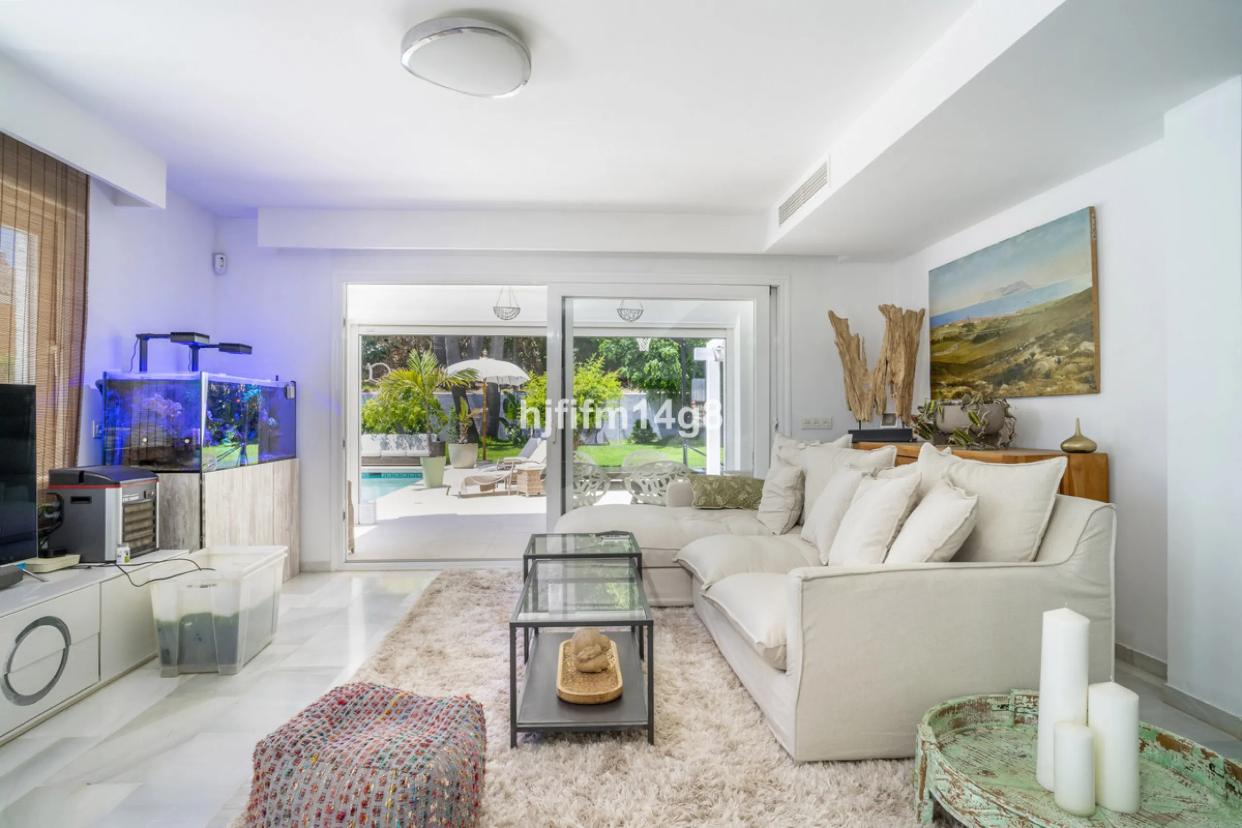 Discover this elegant villa located in the prestigious Los Naranjos Hill Club, Nueva Andalucía. Situated in a peaceful cul-de-sac, this charming home offers a perfect blend of privacy, comfort, and Mediterranean lifestyle, just a short distance from top i