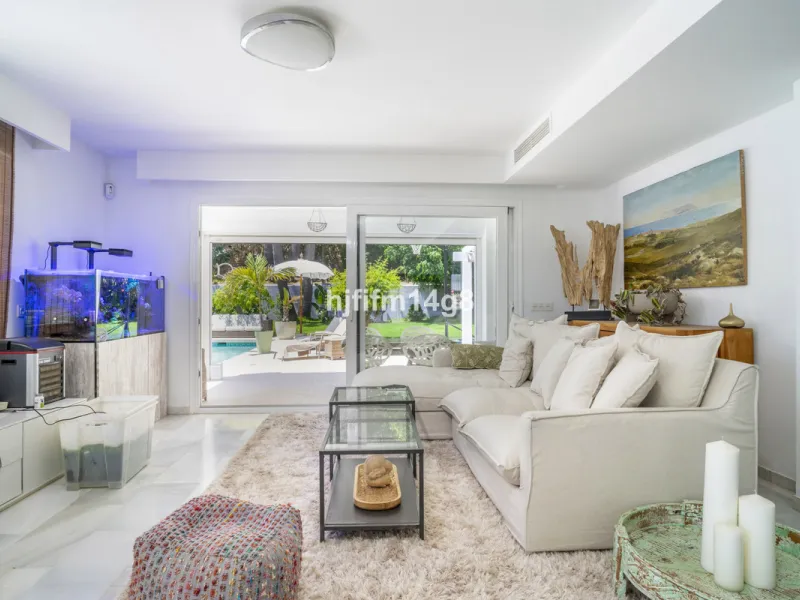 Discover this elegant villa located in the prestigious Los Naranjos Hill Club, Nueva Andalucía. Situated in a peaceful cul-de-sac, this charming home offers a perfect blend of privacy, comfort, and Mediterranean lifestyle, just a short distance from top i
