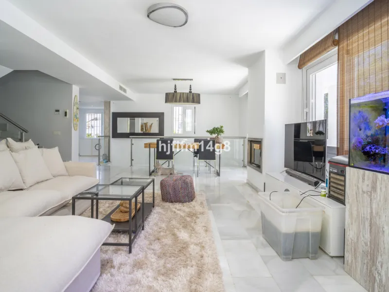 Discover this elegant villa located in the prestigious Los Naranjos Hill Club, Nueva Andalucía. Situated in a peaceful cul-de-sac, this charming home offers a perfect blend of privacy, comfort, and Mediterranean lifestyle, just a short distance from top i