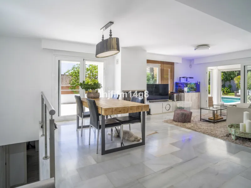 Discover this elegant villa located in the prestigious Los Naranjos Hill Club, Nueva Andalucía. Situated in a peaceful cul-de-sac, this charming home offers a perfect blend of privacy, comfort, and Mediterranean lifestyle, just a short distance from top i