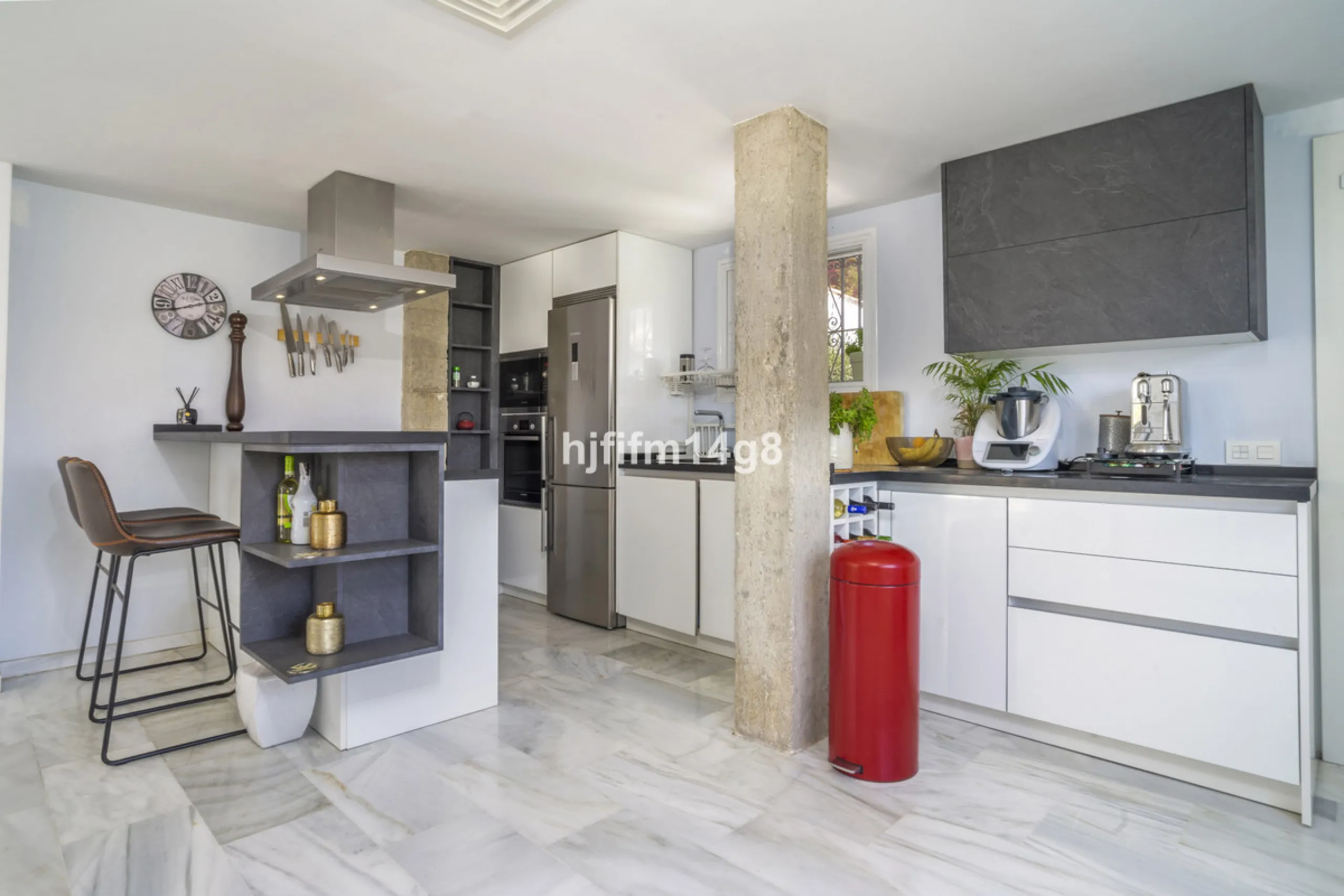 Discover this elegant villa located in the prestigious Los Naranjos Hill Club, Nueva Andalucía. Situated in a peaceful cul-de-sac, this charming home offers a perfect blend of privacy, comfort, and Mediterranean lifestyle, just a short distance from top i